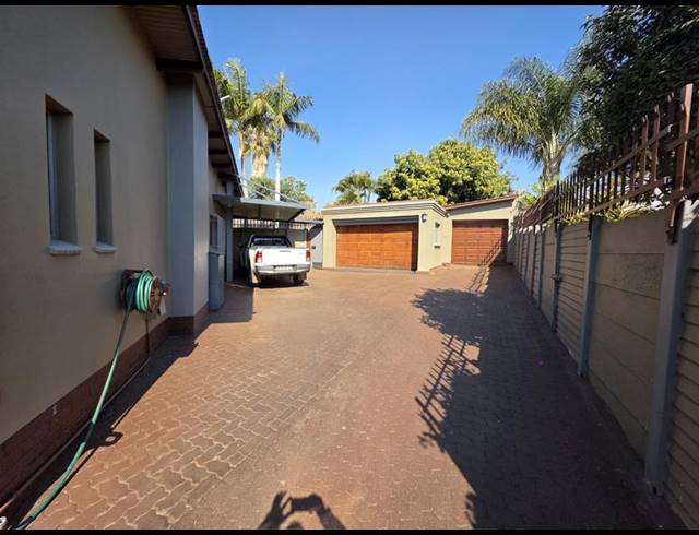 3 BEDROOM HOUSE FOR SALE IN SINOVILLE